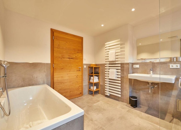 Badezimmer mit Badewanne